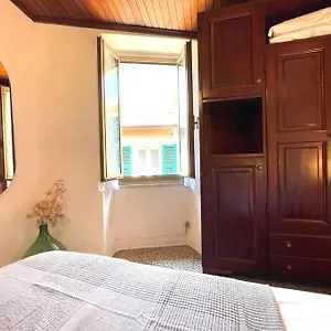 Apartment Historic Downtown By The Sea With King Bed, Monterosso al Mare